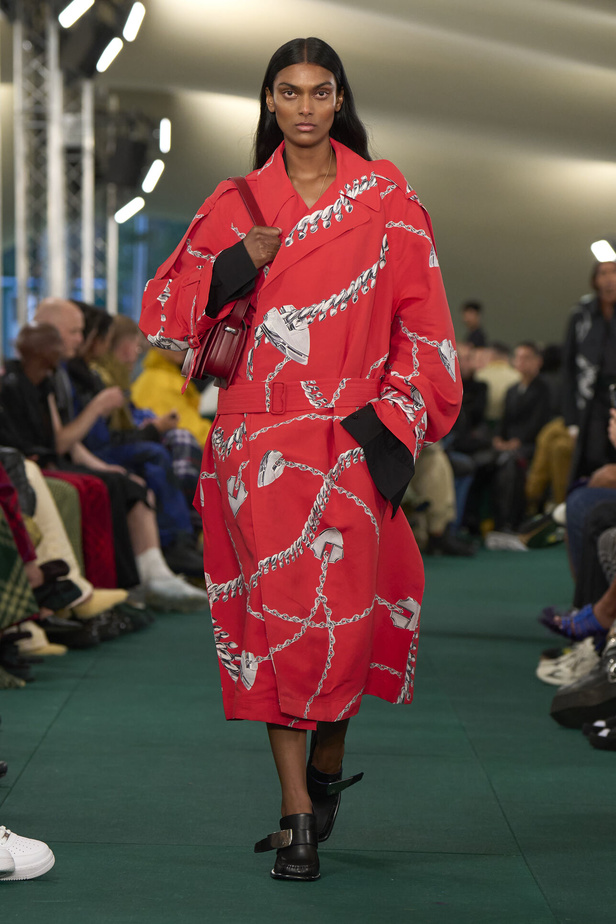 Daniel Lee يقدّم طبعات جديدة متشابكة ولون جديد لدار BURBERRY 