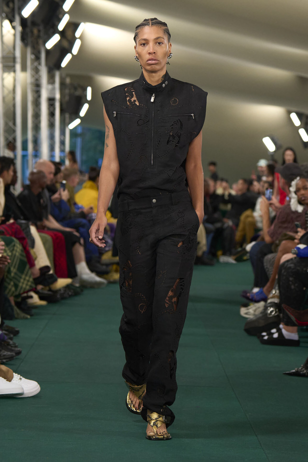 Daniel Lee يقدّم طبعات جديدة متشابكة ولون جديد لدار BURBERRY 