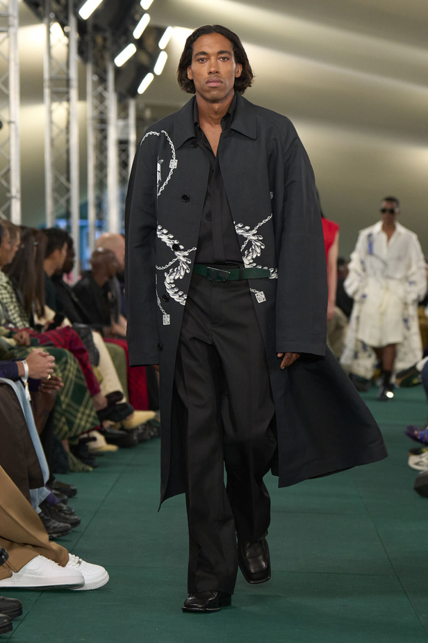 Daniel Lee يقدّم طبعات جديدة متشابكة ولون جديد لدار BURBERRY 