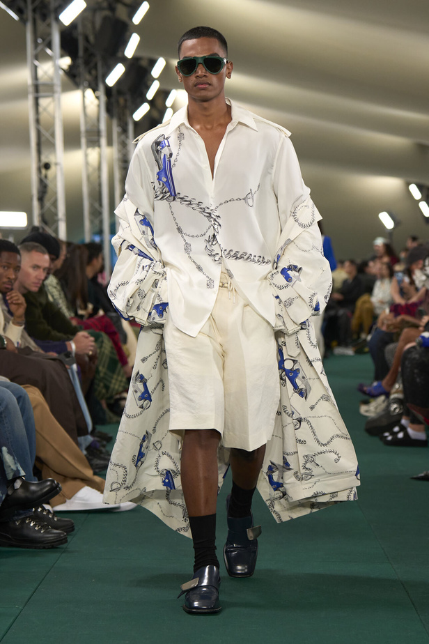 Daniel Lee يقدّم طبعات جديدة متشابكة ولون جديد لدار BURBERRY 