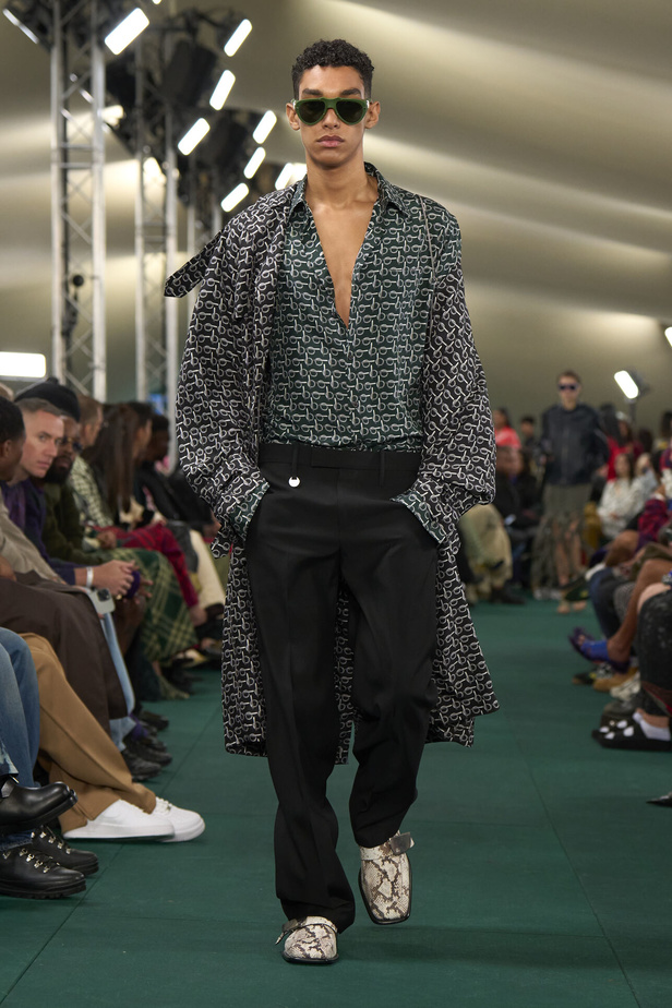 Daniel Lee يقدّم طبعات جديدة متشابكة ولون جديد لدار BURBERRY 