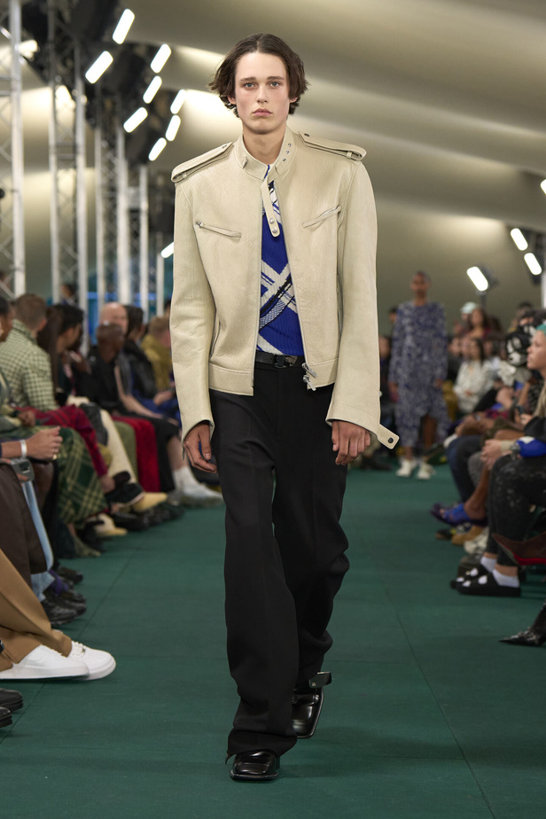 Daniel Lee يقدّم طبعات جديدة متشابكة ولون جديد لدار BURBERRY 