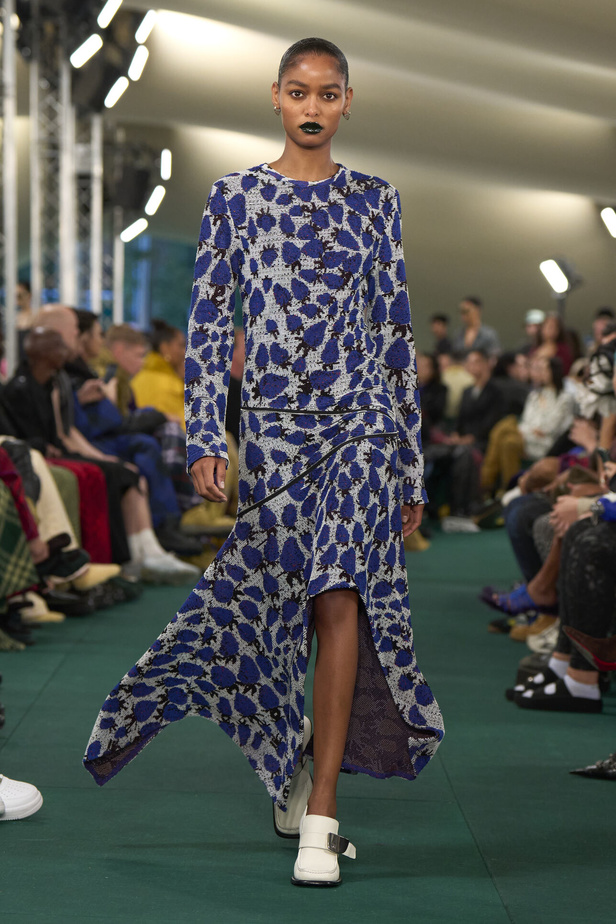 Daniel Lee يقدّم طبعات جديدة متشابكة ولون جديد لدار BURBERRY 