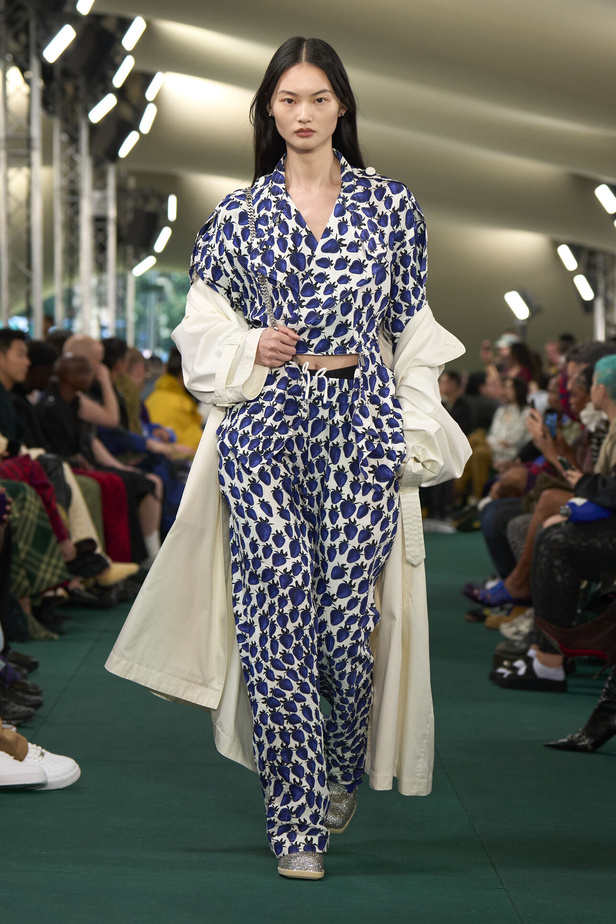 Daniel Lee يقدّم طبعات جديدة متشابكة ولون جديد لدار BURBERRY 