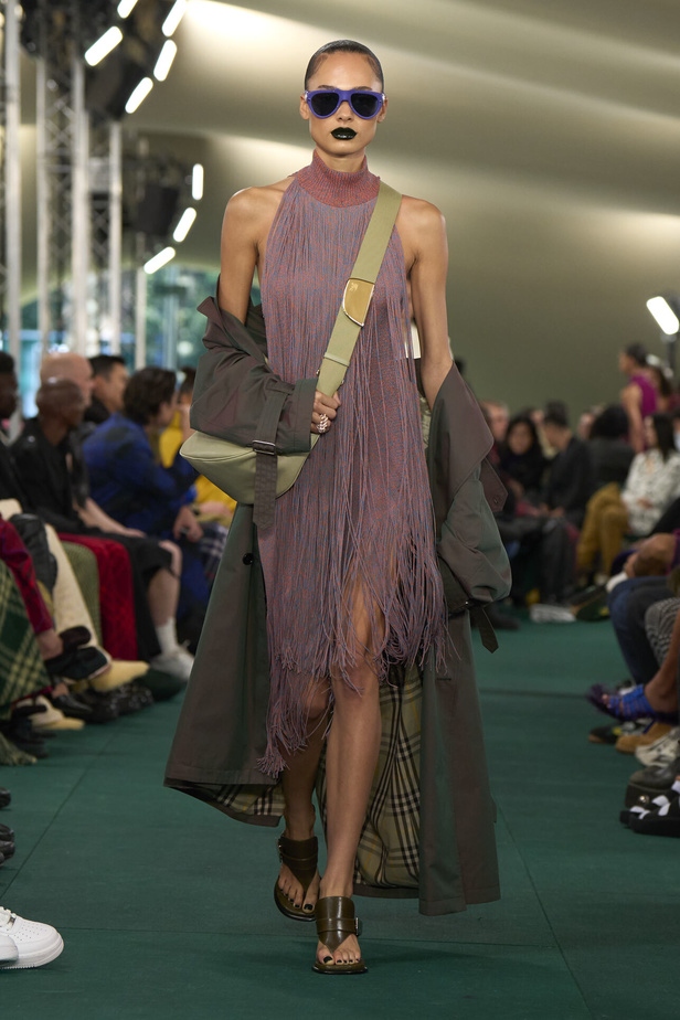 Daniel Lee يقدّم طبعات جديدة متشابكة ولون جديد لدار BURBERRY 