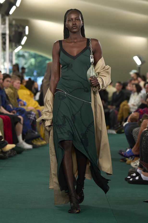 Daniel Lee يقدّم طبعات جديدة متشابكة ولون جديد لدار BURBERRY 