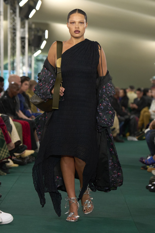 Daniel Lee يقدّم طبعات جديدة متشابكة ولون جديد لدار BURBERRY 