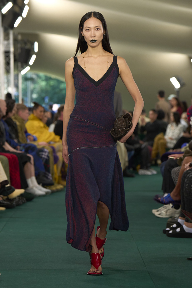 Daniel Lee يقدّم طبعات جديدة متشابكة ولون جديد لدار BURBERRY 