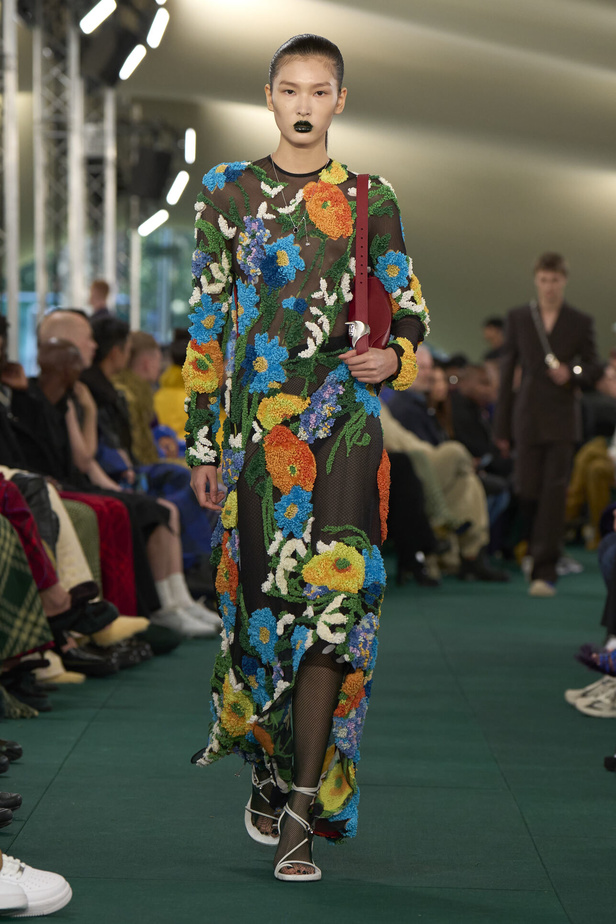 Daniel Lee يقدّم طبعات جديدة متشابكة ولون جديد لدار BURBERRY 