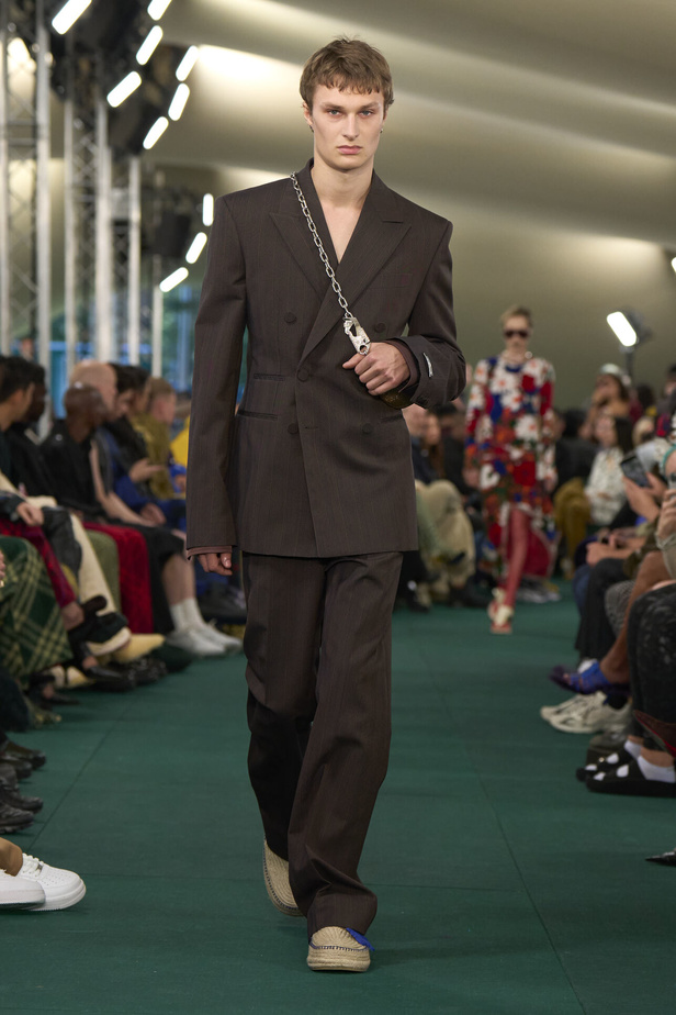 Daniel Lee يقدّم طبعات جديدة متشابكة ولون جديد لدار BURBERRY 