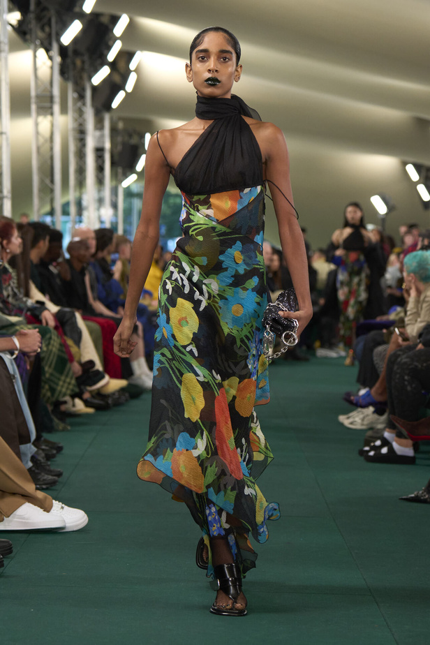 Daniel Lee يقدّم طبعات جديدة متشابكة ولون جديد لدار BURBERRY 