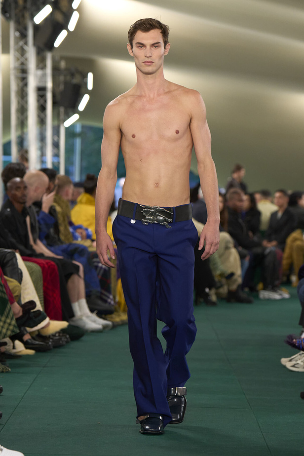 Daniel Lee يقدّم طبعات جديدة متشابكة ولون جديد لدار BURBERRY 