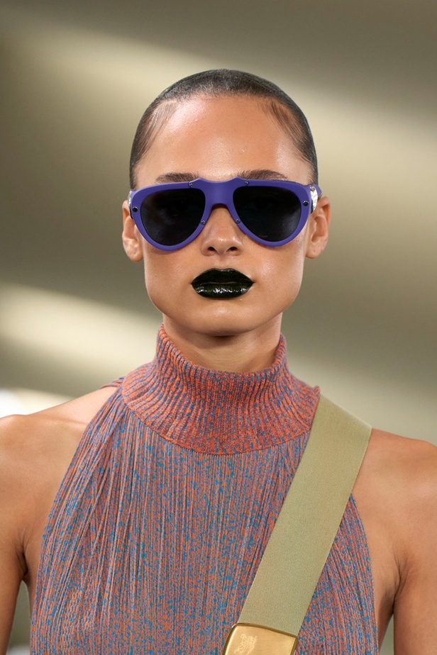 Daniel Lee يقدّم طبعات جديدة متشابكة ولون جديد لدار BURBERRY 