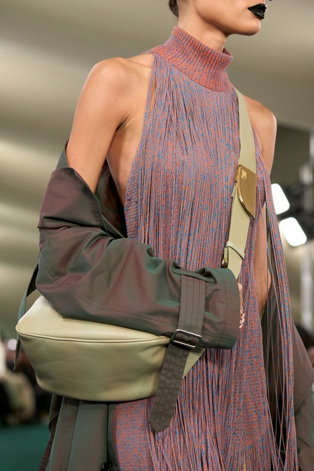 Daniel Lee يقدّم طبعات جديدة متشابكة ولون جديد لدار BURBERRY 