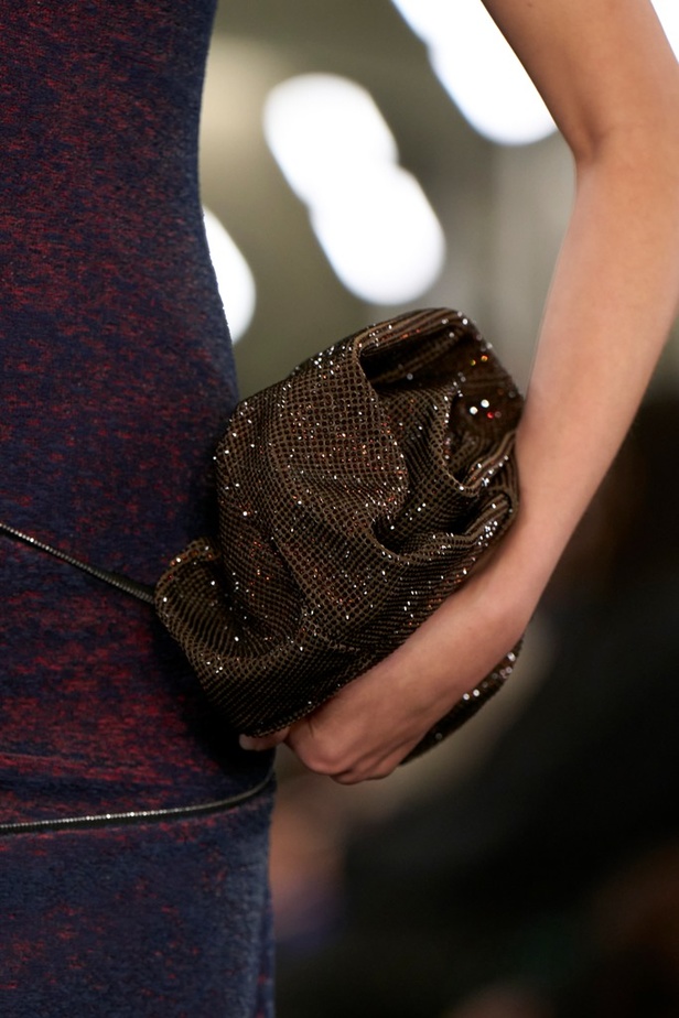 Daniel Lee يقدّم طبعات جديدة متشابكة ولون جديد لدار BURBERRY 