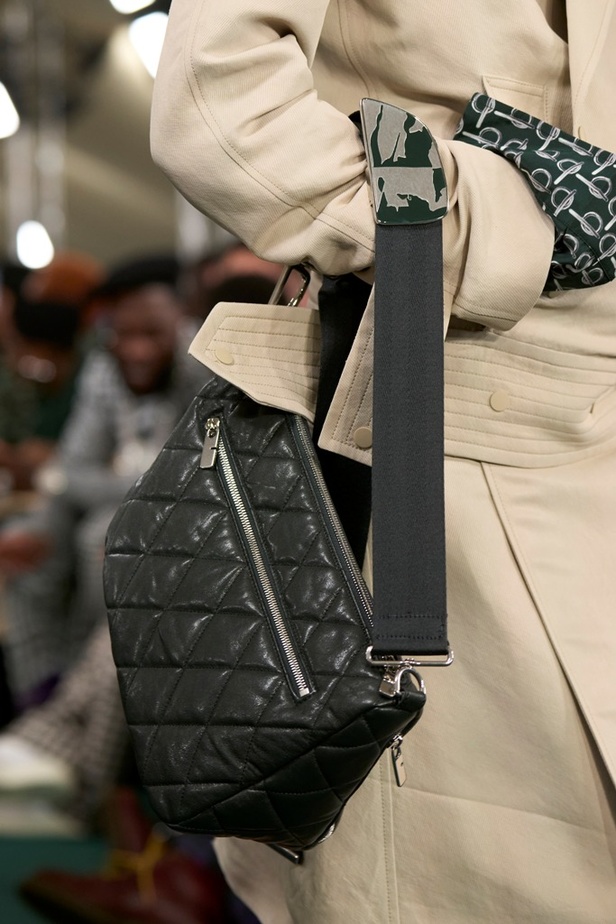 Daniel Lee يقدّم طبعات جديدة متشابكة ولون جديد لدار BURBERRY 