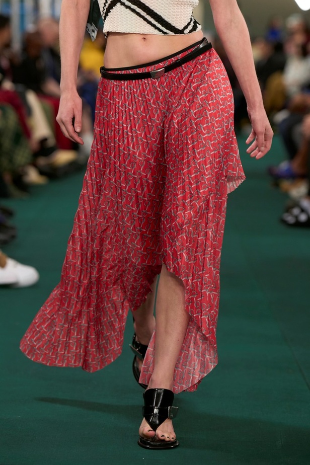 Daniel Lee يقدّم طبعات جديدة متشابكة ولون جديد لدار BURBERRY 