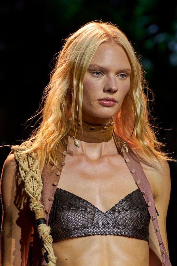 الريش يجتمع في مجموعة Roberto Cavalli لربيع وصيف 2024