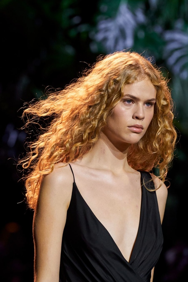 الريش يجتمع في مجموعة Roberto Cavalli لربيع وصيف 2024