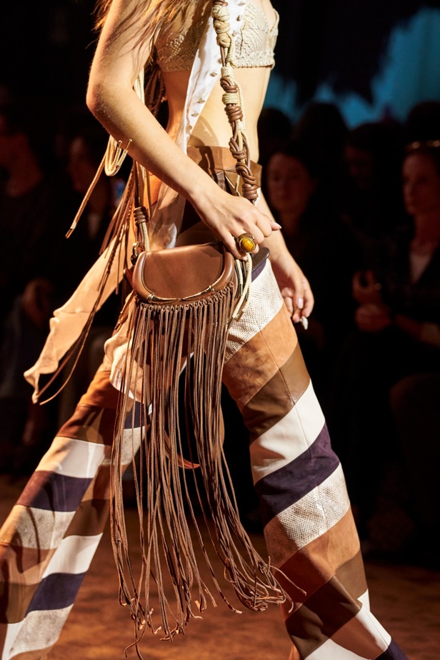 الريش يجتمع في مجموعة Roberto Cavalli لربيع وصيف 2024