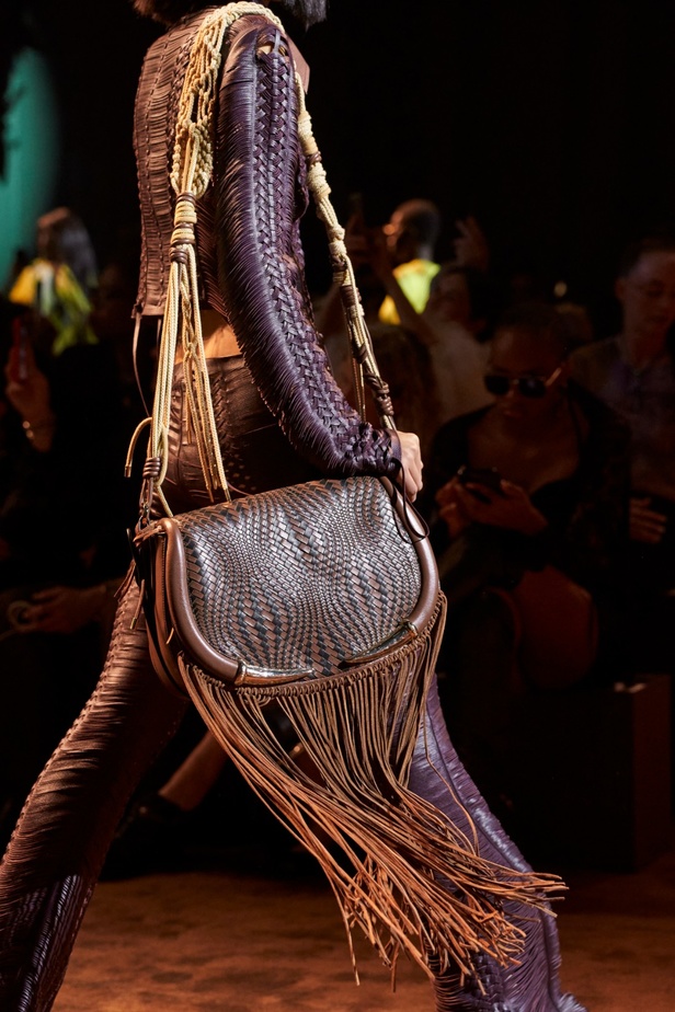 الريش يجتمع في مجموعة Roberto Cavalli لربيع وصيف 2024