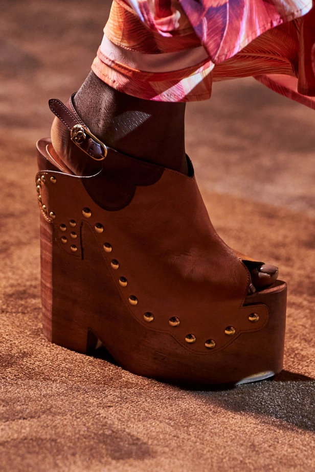 الريش يجتمع في مجموعة Roberto Cavalli لربيع وصيف 2024