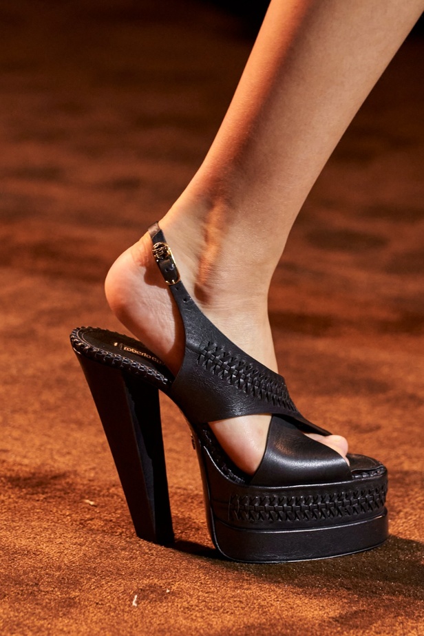 الريش يجتمع في مجموعة Roberto Cavalli لربيع وصيف 2024