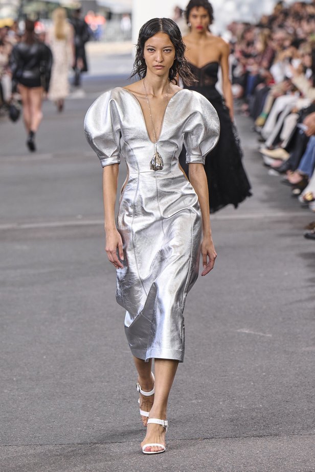 عرض Chloe لصيف 2024