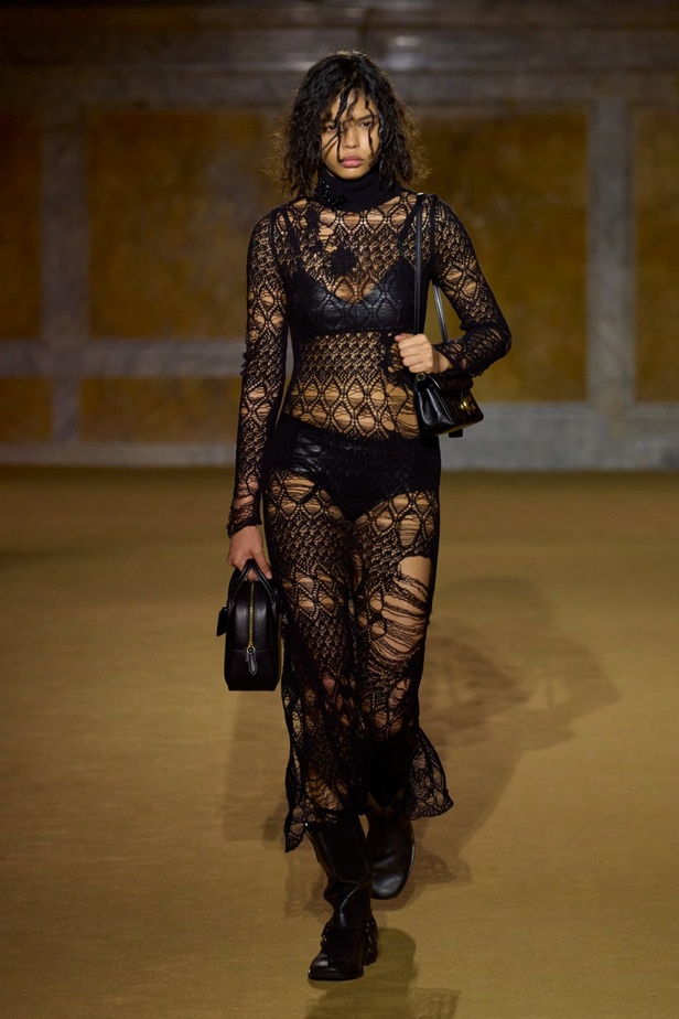 مجموعة Coach لربيع وصيف 2024... احتفال بسنوات المصمم ستيوارت فيفرز العشر وعشقه لنيويورك