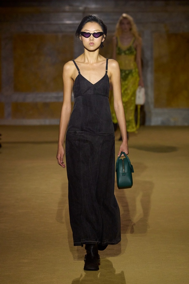 مجموعة Coach لربيع وصيف 2024... احتفال بسنوات المصمم ستيوارت فيفرز العشر وعشقه لنيويورك