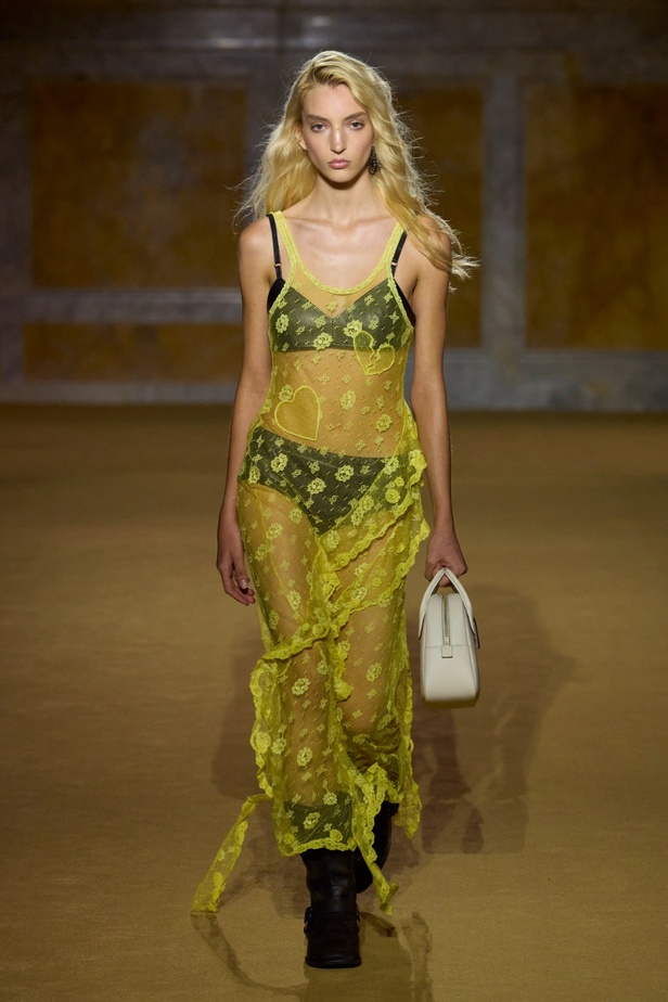 مجموعة Coach لربيع وصيف 2024... احتفال بسنوات المصمم ستيوارت فيفرز العشر وعشقه لنيويورك