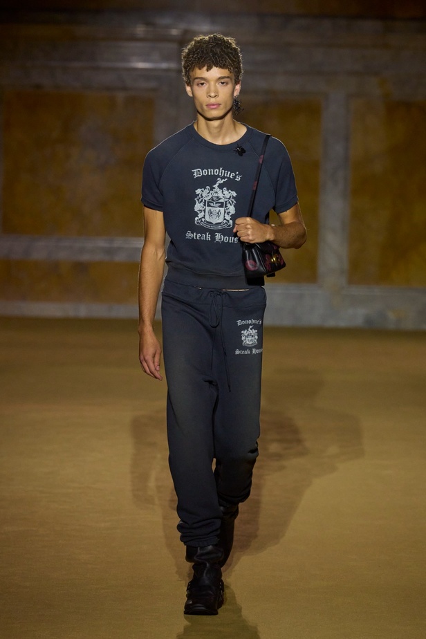 مجموعة Coach لربيع وصيف 2024... احتفال بسنوات المصمم ستيوارت فيفرز العشر وعشقه لنيويورك