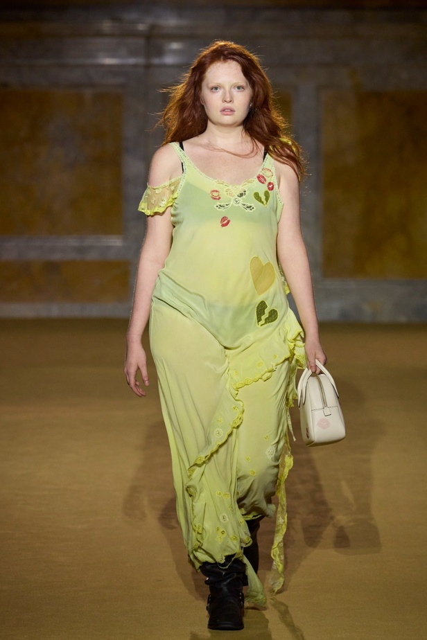 مجموعة Coach لربيع وصيف 2024... احتفال بسنوات المصمم ستيوارت فيفرز العشر وعشقه لنيويورك