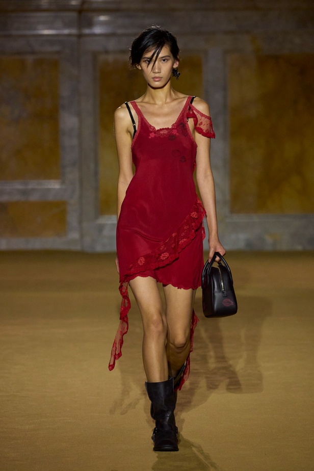 مجموعة Coach لربيع وصيف 2024... احتفال بسنوات المصمم ستيوارت فيفرز العشر وعشقه لنيويورك