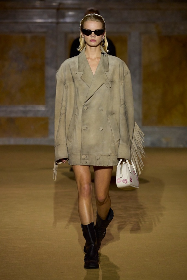 مجموعة Coach لربيع وصيف 2024... احتفال بسنوات المصمم ستيوارت فيفرز العشر وعشقه لنيويورك