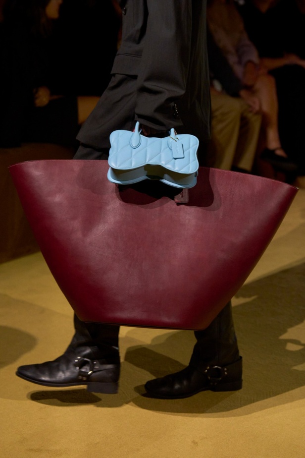 مجموعة Coach لربيع وصيف 2024... احتفال بسنوات المصمم ستيوارت فيفرز العشر وعشقه لنيويورك