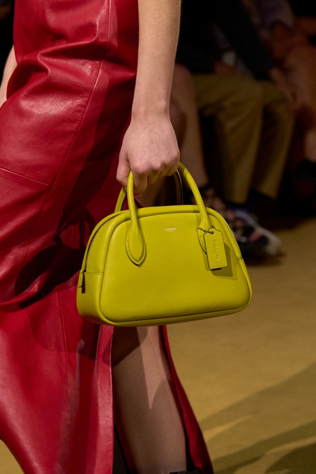 مجموعة Coach لربيع وصيف 2024... احتفال بسنوات المصمم ستيوارت فيفرز العشر وعشقه لنيويورك