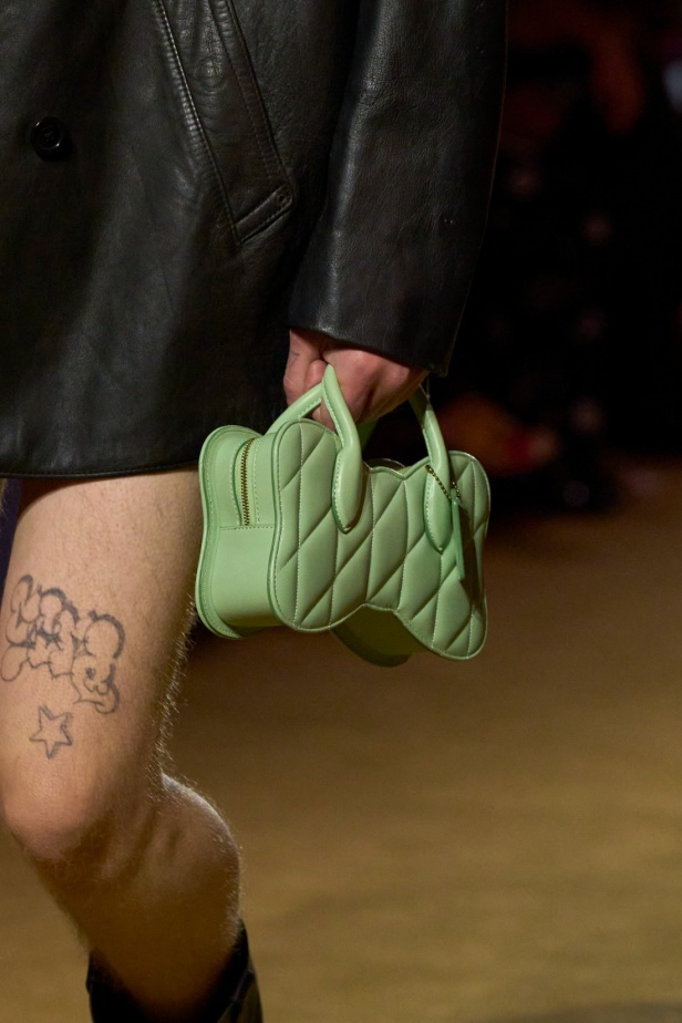 مجموعة Coach لربيع وصيف 2024... احتفال بسنوات المصمم ستيوارت فيفرز العشر وعشقه لنيويورك