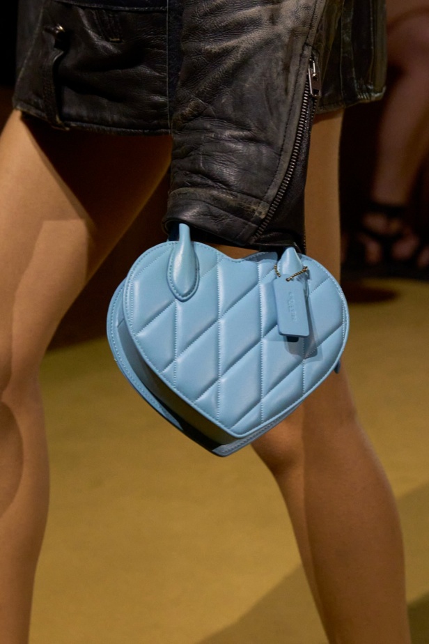 مجموعة Coach لربيع وصيف 2024... احتفال بسنوات المصمم ستيوارت فيفرز العشر وعشقه لنيويورك