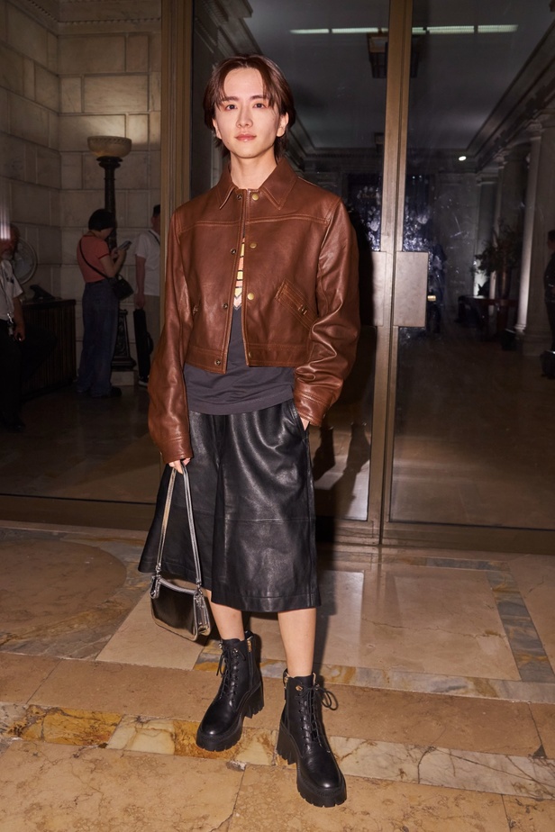 مجموعة Coach لربيع وصيف 2024... احتفال بسنوات المصمم ستيوارت فيفرز العشر وعشقه لنيويورك