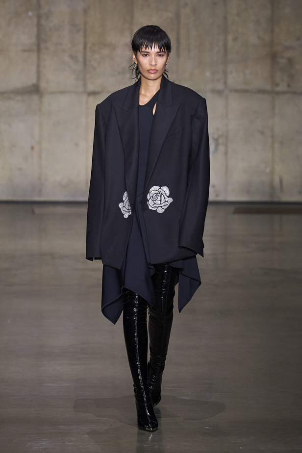 ديفيد كوما يأخذنا في نزهة بين حدائق الأزهار في مجموعته لربيع وصيف 2024 في لندن