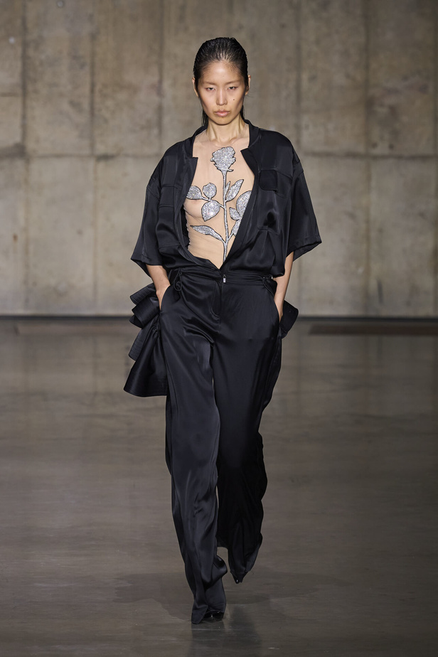 ديفيد كوما يأخذنا في نزهة بين حدائق الأزهار في مجموعته لربيع وصيف 2024 في لندن