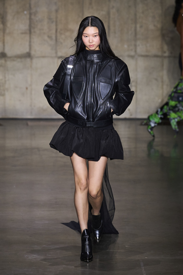 ديفيد كوما يأخذنا في نزهة بين حدائق الأزهار في مجموعته لربيع وصيف 2024 في لندن