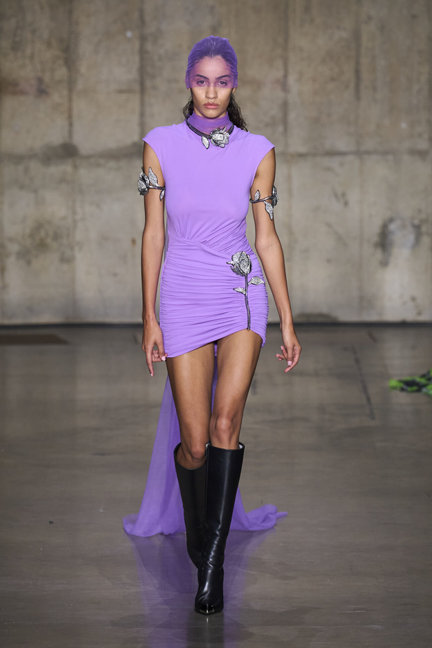 ديفيد كوما يأخذنا في نزهة بين حدائق الأزهار في مجموعته لربيع وصيف 2024 في لندن