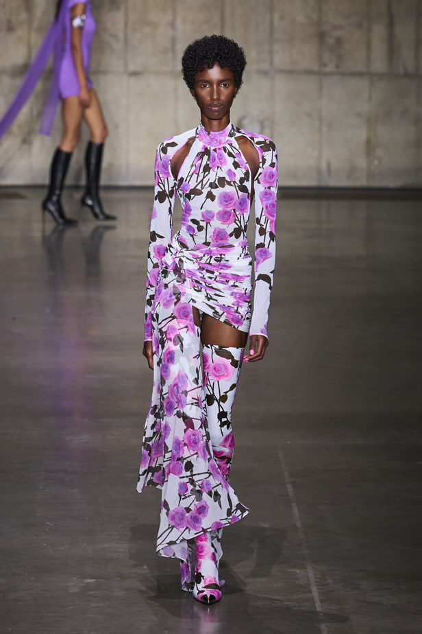 ديفيد كوما يأخذنا في نزهة بين حدائق الأزهار في مجموعته لربيع وصيف 2024 في لندن