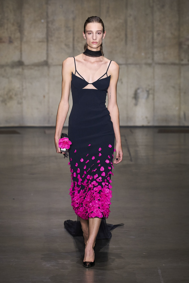 ديفيد كوما يأخذنا في نزهة بين حدائق الأزهار في مجموعته لربيع وصيف 2024 في لندن