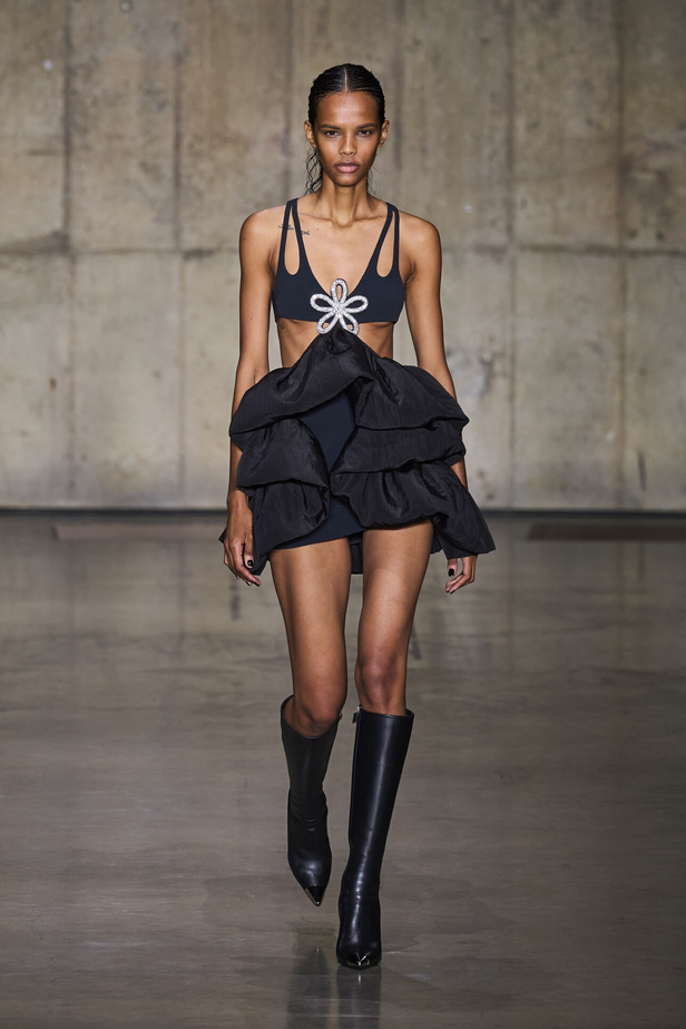 ديفيد كوما يأخذنا في نزهة بين حدائق الأزهار في مجموعته لربيع وصيف 2024 في لندن