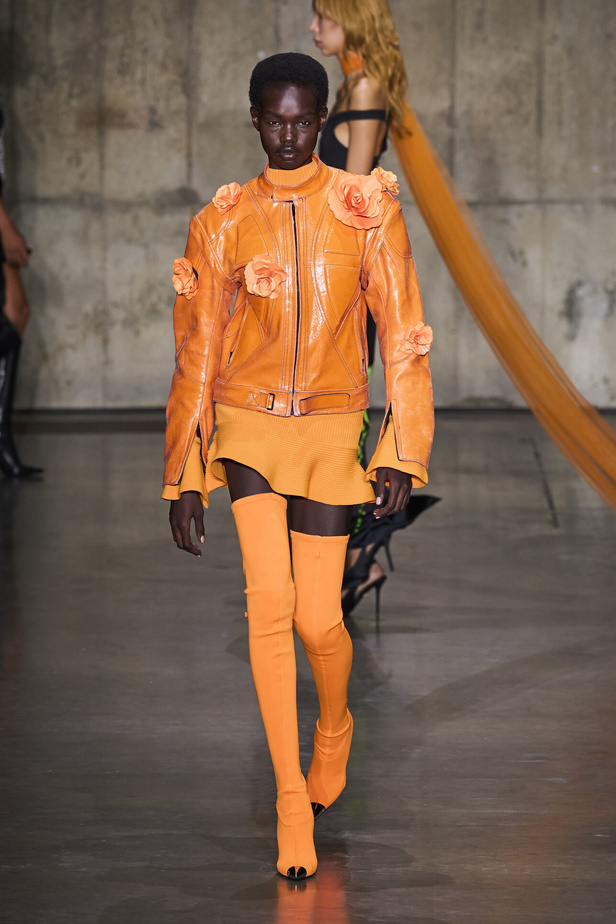 ديفيد كوما يأخذنا في نزهة بين حدائق الأزهار في مجموعته لربيع وصيف 2024 في لندن