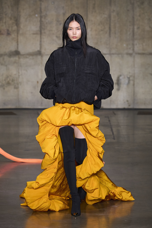 ديفيد كوما يأخذنا في نزهة بين حدائق الأزهار في مجموعته لربيع وصيف 2024 في لندن