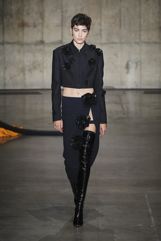 ديفيد كوما يأخذنا في نزهة بين حدائق الأزهار في مجموعته لربيع وصيف 2024 في لندن